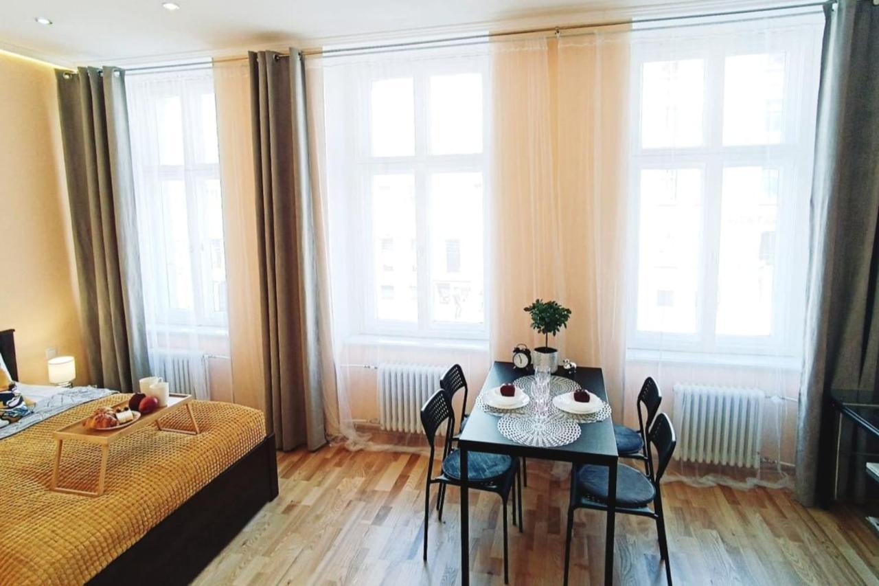 Centrally Located Studio Apartment Riga Ngoại thất bức ảnh
